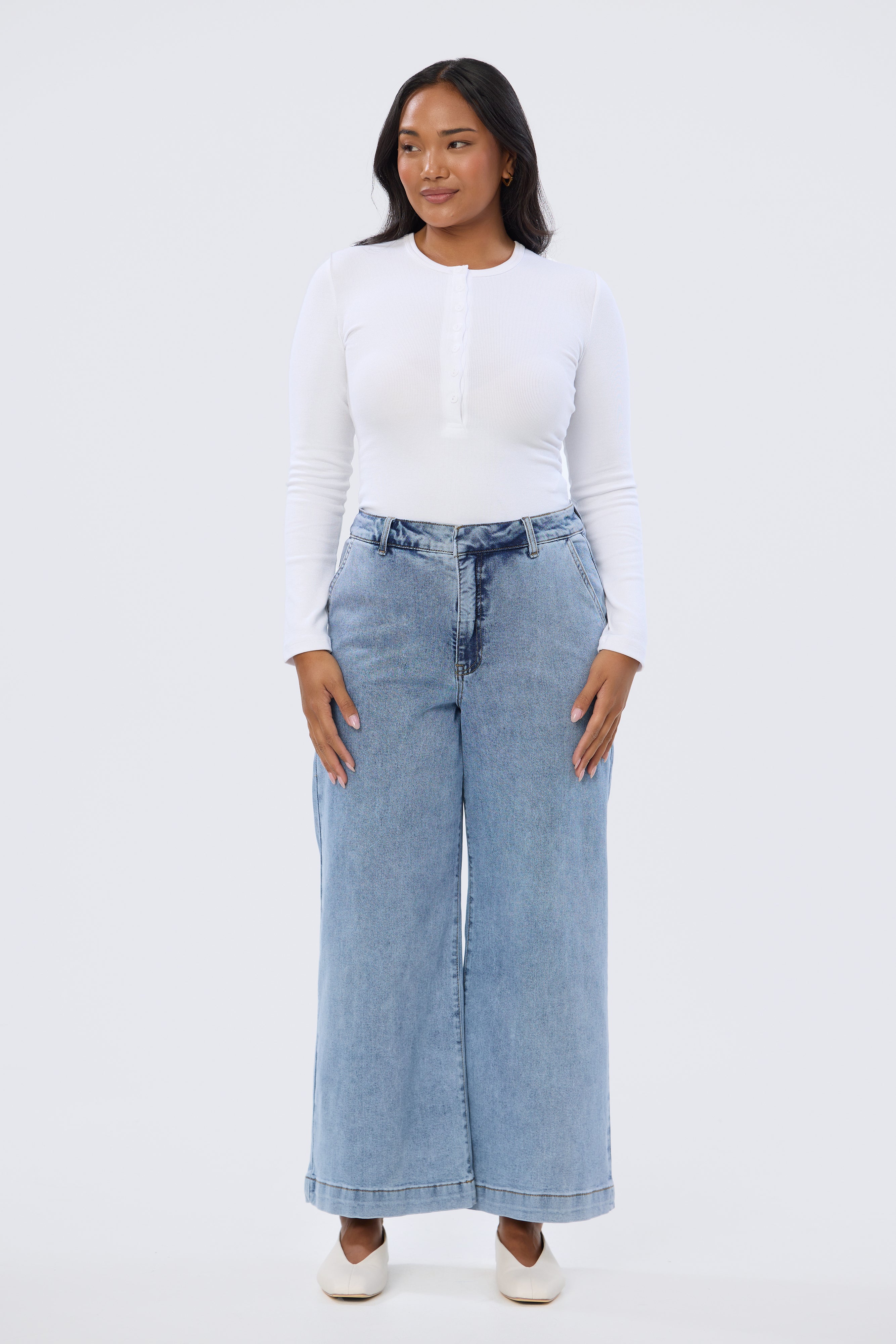 Signature Wide Leg Jeans - Mid Blue Wash - Image 5