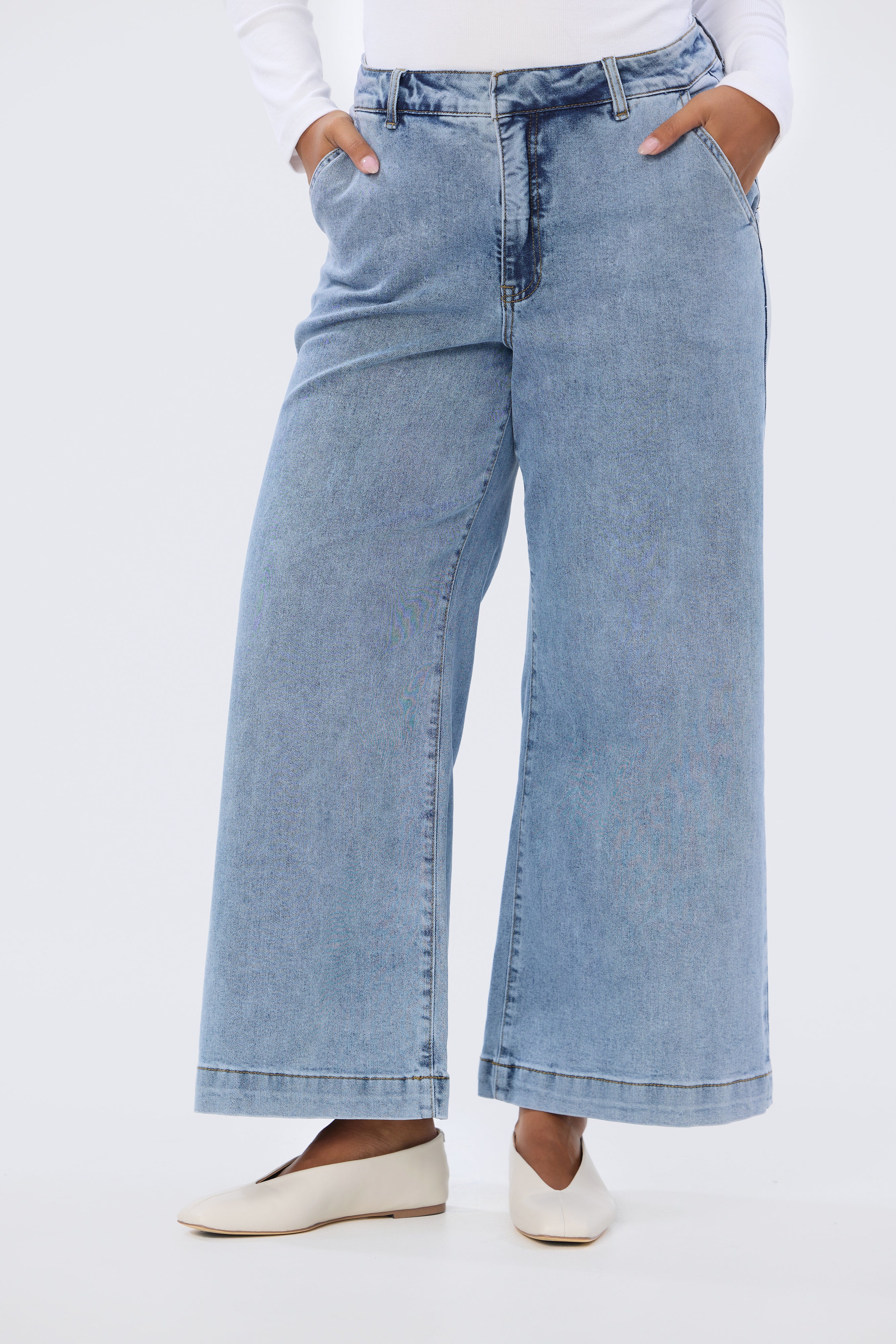 Signature Wide Leg Jeans - Mid Blue Wash - Image 6