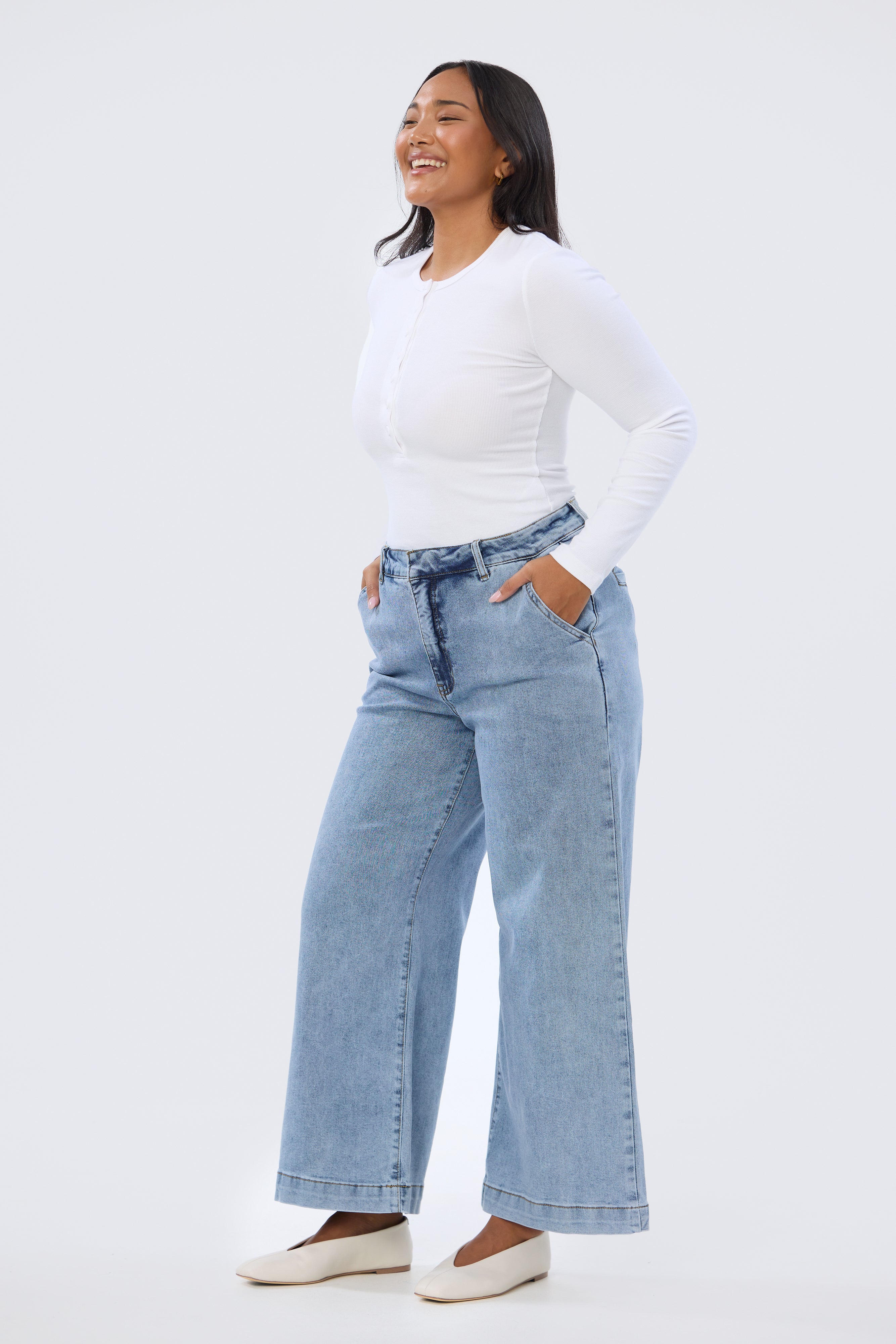Signature Wide Leg Jeans - Mid Blue Wash - Image 7